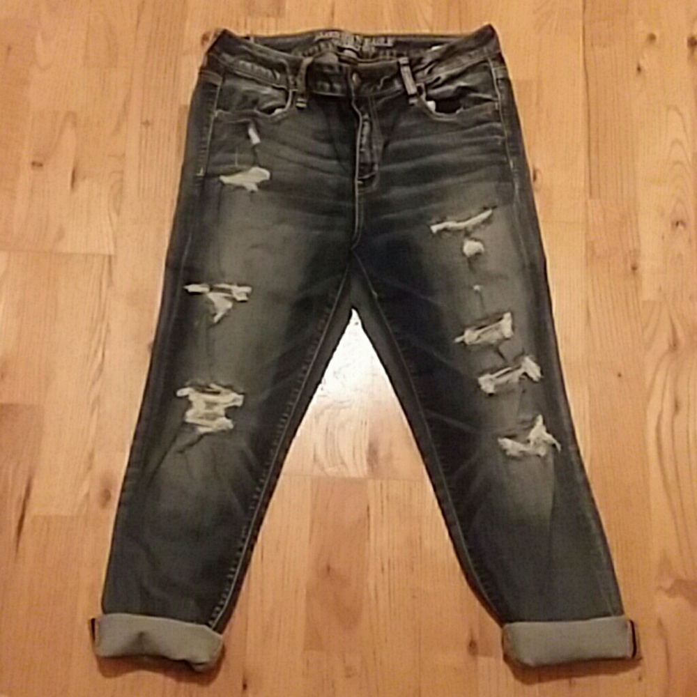 Distressed American Eagle Outfitters crop jeans